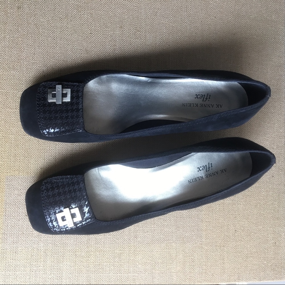 Size 10/ Navy Anne Klein-i flex suede wedge